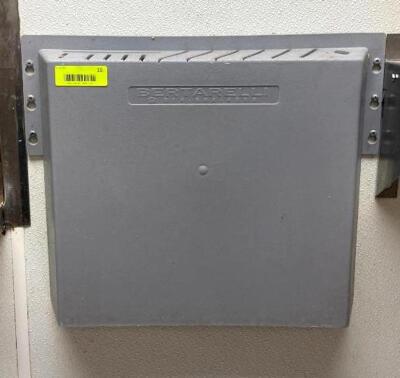 18" PLASTIC WALL MOUNTED KNIFE RACK