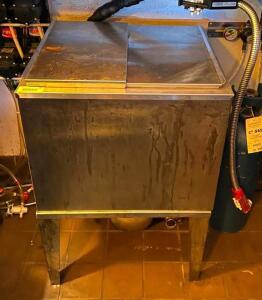 100 LB STAINLESS UNDERBAR ICE CHEST