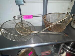 (3) ASSORTED MESH WIRE SCOOPS / BASKETS.