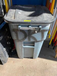 DESCRIPTION: GREY PLASTIC ROLLING TRASH CAN W/ LID LOCATION: WAREHOUSE QTY: 1