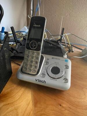 DESCRIPTION: VTECH CORDLESS PHONE BRAND / MODEL: VTECH ADDITIONAL INFORMATION W/ CHARGING BASE LOCATION: OFFICE QTY: 1