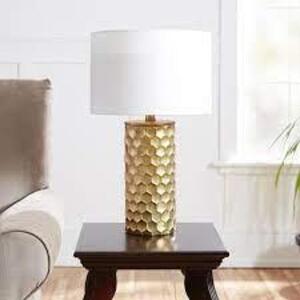 DESCRIPTION: (1) TABLE LAMP BRAND/MODEL: SILVERWOOD FURNITURE RETAIL$: $75.26 EA QTY: 1