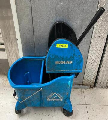 MOP BUCKET WITH WRINGER