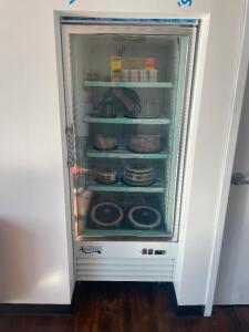 DESCRIPTION: AVANTCO SINGLE DOOR MERCHANDISER FREEZER BRAND / MODEL: AVANTCO 178GDC24FHCW ADDITIONAL INFORMATION RETAILS NEW FOR $2600 LOCATION: FRONT