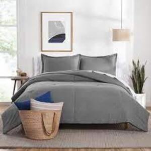 DESCRIPTION: (1) REVERSIBLE COMFORTER SET BRAND/MODEL: GAP HOME INFORMATION: WASHED DENIM RETAIL$: $54.98 EA SIZE: QUEEN QTY: 1