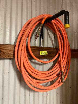 WALL MOUNTED RACK WITH PNEUMATIC HOSE