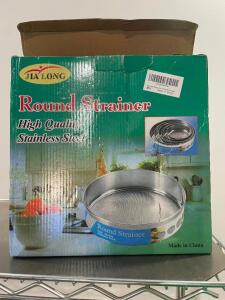 DESCRIPTION: ROUND STAINLESS STRAINER W BOX LOCATION: KITCHEN QTY: 1