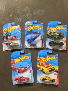 DESCRIPTION: (5) TOY CARS BRAND/MODEL: HOT WHEELS RETAIL$: $20.00 EA QTY: 5
