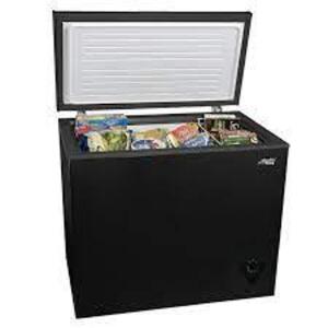 DESCRIPTION: (1) CHEST FREEZER BRAND/MODEL: ARCTIC KING/ARC070S0ARBB INFORMATION: BLACK/CAPACITY: 7 CU-FT RETAIL$: $265.00 EA SIZE: 32.1"L X 21.7"W X