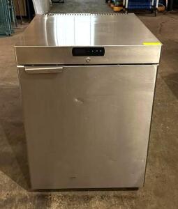 DESCRIPTION: 24" UNDERCOUNTER REFRIGERATOR BRAND/MODEL: HOSHIZAKI HR24A SIZE: 24" QTY: 1