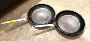 DESCRIPTION: (2) 14.5" ALUMINUM SKILLETS SIZE: 14.5" QTY: 2