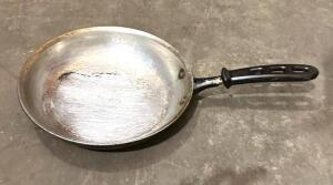 DESCRIPTION: (4) 10.5" ALUMINUM SKILLETS SIZE: 10.5" QTY: 4