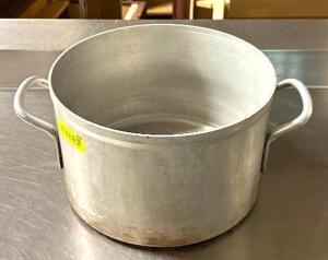 DESCRIPTION: 12" X 8" STAINLESS STOCK POT SIZE: 12" X 8" QTY: 1