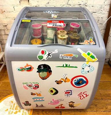 26" CURVED TOP DISPLAY ICE CREAM FREEZER ON CASTERS