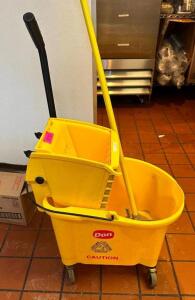 MOP BUCKET WITH WRINGER