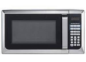 DESCRIPTION: 0.9 CU FT STAINLESS STEEL COUNTERTOP MICROWAAVE OVEN BRAND/MODEL: HAMILTON BEACH RETAIL$: $69.99 SIZE: 0.9 CU FT QTY: 1