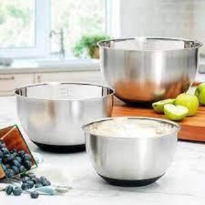 DESCRIPTION: STAINLESS STEEL MIXING BOWLS (SET OF 3) BRAND/MODEL: MIU RETAIL$: $9.79 QTY: 1