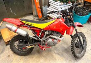 DESCRIPTION: SUZUKI DIRT BIKE INFORMATION: NOT IN RUNNING CONDITION QTY: 1