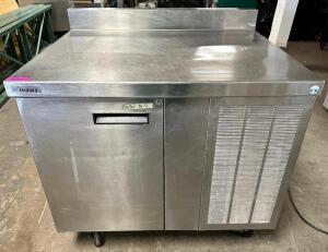 DESCRIPTION: DELFIELD 39" SINGLE DOOR WORK TOP FREEZER W/ BACK SPLASH BRAND / MODEL: DELFIELD F18WC39 ADDITIONAL INFORMATION 115 VOLT, 1 PHASE. POWERS