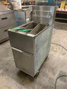 DESCRIPTION: FRYMASTER 40 LB. GAS DEEP FRYER BRAND / MODEL: FRYMASTER SR142GN ADDITIONAL INFORMATION NATURAL GAS, 105,00 BTU. W/ (2) BASKETS LOCATION: