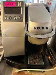 DESCRIPTION: KEURIG K3000SE COMMERCIAL SINGLE SERVE COFFEE BREWER. BRAND / MODEL: KEURIG K3000SE LOCATION: BAY 6 QTY: 1