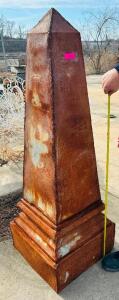 LARGE RUSTY OBELISK GARDEN