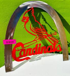 METAL POLISHED ARCH WITH CARDINAL