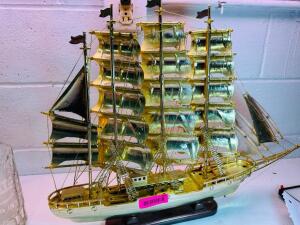 PLASTIC GOLD SHIP W/ BASE