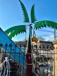 METAL PALM TREE WITH 6 LEAVES