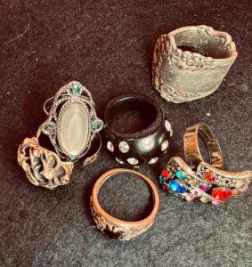 (6) ASSORTED RINGS