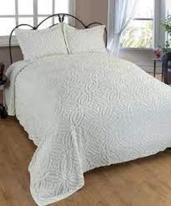 (1) CHENILLE BEDSPREAD