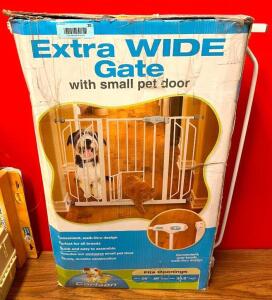 CARLSON EXTRA WIDE GATE WITH SMALL PET DOOR