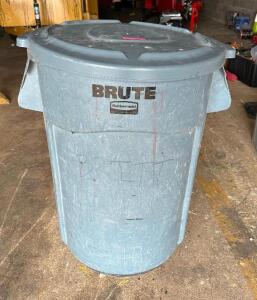 DESCRIPTION: ROLLABOUT BRUTE TRASH BIN WITH LID LOCATION: GARAGE QTY: 1