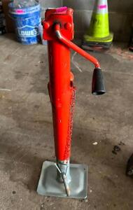 DESCRIPTION: TRAILER JACK INFORMATION: TOP IS DENTED LOCATION: GARAGE QTY: 1