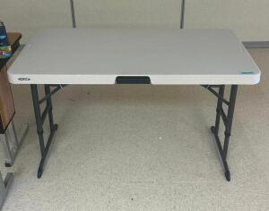 DESCRIPTION: 4 FT. FOLDING TABLE BRAND / MODEL: LIFETIME LOCATION: CLINIC 6 THIS LOT IS: ONE MONEY QTY: 1