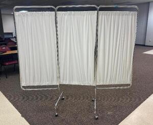 DESCRIPTION: THREE PANEL FOLDING SET UP SCREENS SIZE: 27" X 71" PANELS LOCATION: EXIT ROOM BETWEEN CLINIC 7 & 8 THIS LOT IS: ONE MONEY QTY: 1