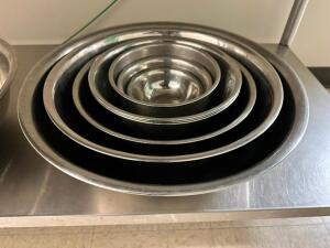 (8) PIECE STAINLESS MIXING BOWL SET.