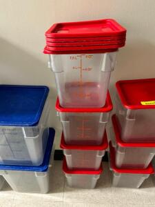 (4) 8 QT PLASTIC CONTAINERS W/ LIDS.