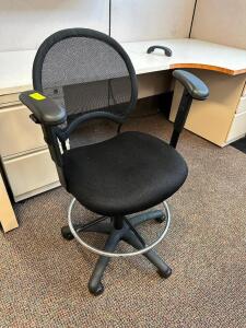 MESH BACK BLACK OFFICE CHAIR W// FOOT RAIL