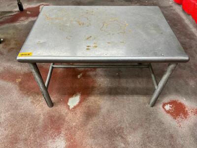 DESCRIPTION: 36" X 24" STAINLESS LOW BOY TABLE SIZE 36" X 24" X 22" TALL LOCATION: MEAT ROOM QTY: 1