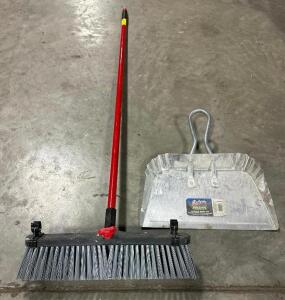 DESCRIPTION: PUSH BROOM WITH METAL DUST PAN LOCATION: PALLET RACKING QTY: 1