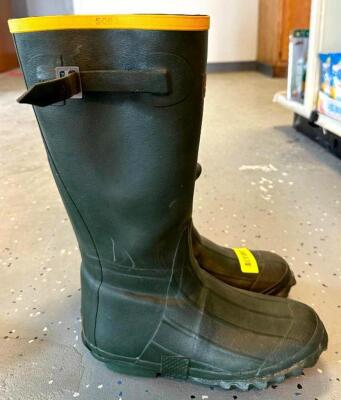 DESCRIPTION: PAIR OF STEEL SHANK INSULATED RUBBER BOOTS BRAND/MODEL: SERVUS T347 SIZE: 8 LOCATION: RETAIL SHOP QTY: 1