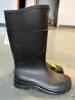 DESCRIPTION: PAIR OF PLAIN TOE RUBBER BOOTS BRAND/MODEL: SERVUS 18822 SIZE: 6 LOCATION: RETAIL SHOP QTY: 1 - 2