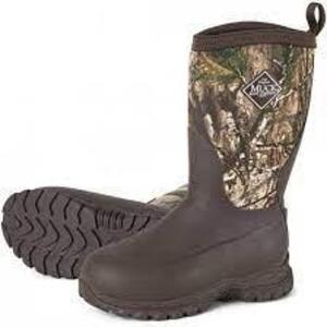 DESCRIPTION: PAIR OF KID'S RUGGED II BOOTS BRAND/MODEL: MUCK RG2-RTX INFORMATION: BROWN/REALTREE SIZE: KIDS C9 RETAIL$: $74.99 LOCATION: RETAIL SHOP Q