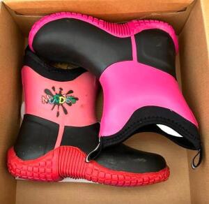 DESCRIPTION: PAIR OF KIDS ALL WEATHER BOOTS BRAND/MODEL: MUDDIES MUD-111P INFORMATION: PINK/BLACK/PINK SIZE: KIDS 1 RETAIL$: $21.95 LOCATION: RETAIL S