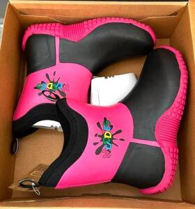 DESCRIPTION: PAIR OF KIDS ALL WEATHER BOOTS BRAND/MODEL: MUDDIES MUD-111P INFORMATION: PINK/BLACK/PINK SIZE: KIDS 4 RETAIL$: $21.95 LOCATION: RETAIL S