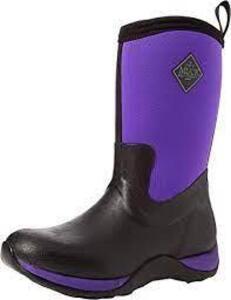 DESCRIPTION: PAIR OF ARCTIC WEEKEND WINTER BOOTS BRAND/MODEL: MUCK WAW-500 INFORMATION: BLACK/PURPLE SIZE: W 10 RETAIL$: $104.99 LOCATION: RETAIL SHOP