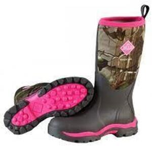 DESCRIPTION: PAIR OF WOODY PK HUNTING BOOTS BRAND/MODEL: MUCK WWPK-RAPG INFORMATION: REAL TREE APG/HOT PINK SIZE: W 10 RETAIL$: $114.99 LOCATION: RETA