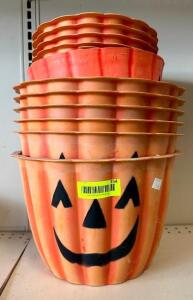 DESCRIPTION: VARIOUS SIZE HALOWEEN THEMED PLASTIC PLANTERS LOCATION: STORE