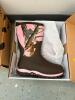 DESCRIPTION: PAIR OF KID'S RUGGED II BOOTS BRAND/MODEL: MUCK RG2-4RAP INFORMATION: BROWN/PINK REAL TREE APC SIZE: KIDS 7 RETAIL$: $74.99 LOCATION: RET - 4